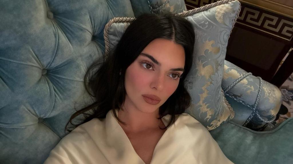 kendall-jenner-s-stunning-miniskirt-breaks-1-million-views-