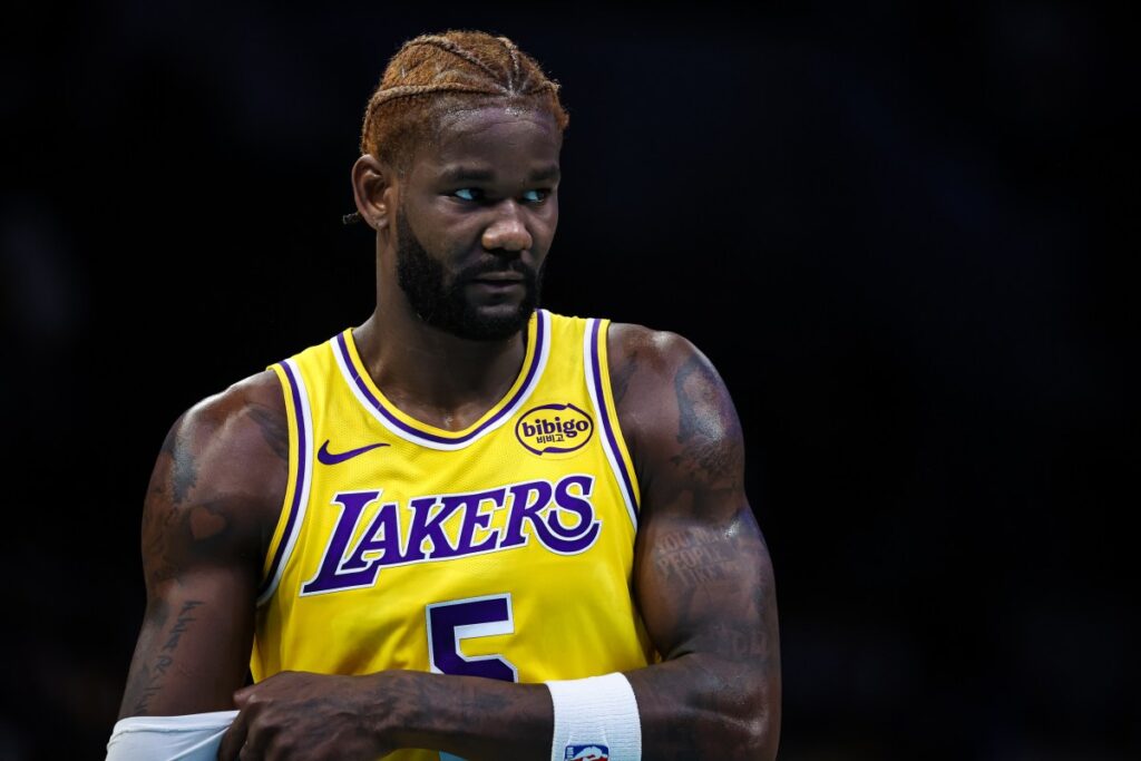 lakers-deandre-ayton-suffers-injury-scare-during-victory