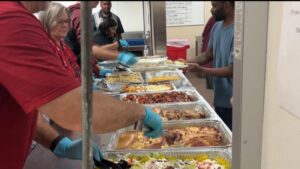 local-volunteers-serve-heartwarming-christmas-dinner-to-shelter-residents
