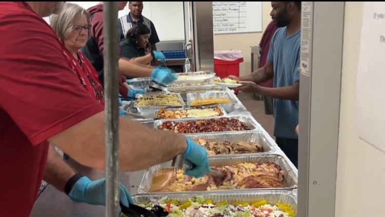 local-volunteers-serve-heartwarming-christmas-dinner-to-shelter-residents