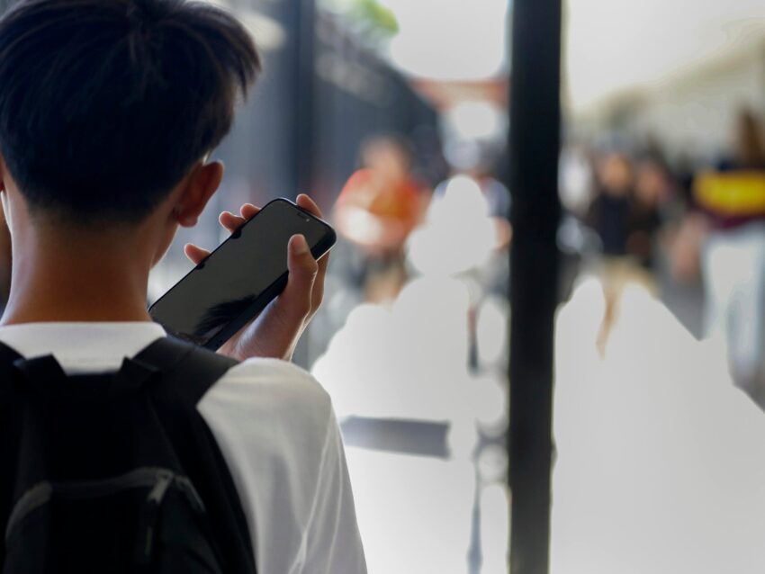 massachusetts-parents-back-school-cellphone-ban-66-support-confirmed