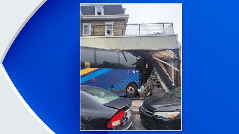 mta-bus-crashes-into-yonkers-building-1-injured-in-incident
