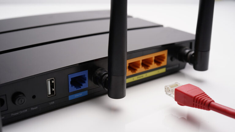 Backside,View,Of,Dual,Band,Wifi,Router,With,Cat-6,Cable