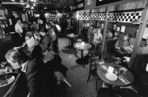 pizzeria-uno-opens-in-chicago-a-look-back-at-december-3