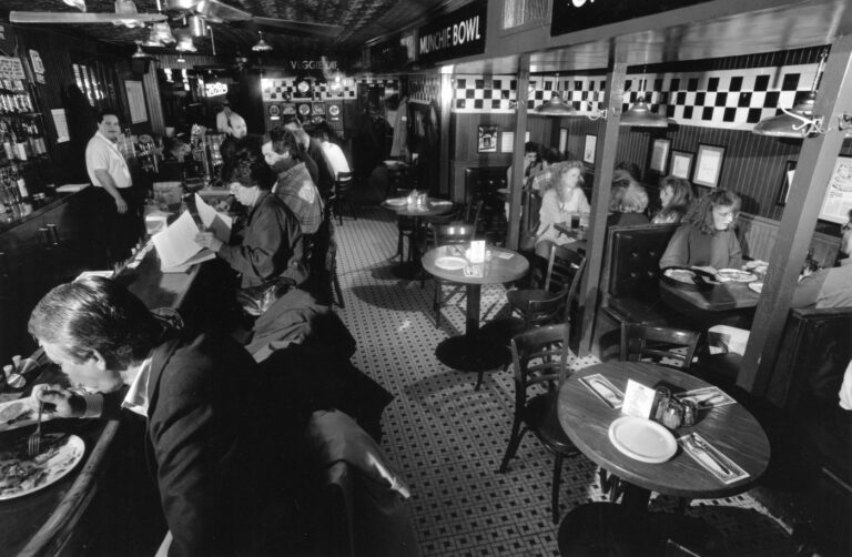 pizzeria-uno-opens-in-chicago-a-look-back-at-december-3