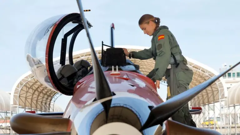 princess-leonor-becomes-first-woman-to-fly-solo-in-spanish-royal-family