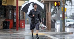 southern-californians-brave-rain-for-last-minute-holiday-shopping