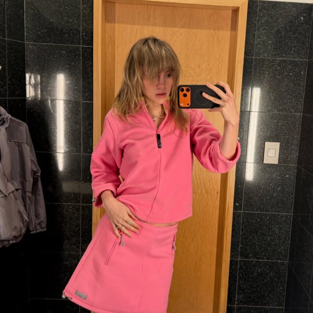 suki-waterhouse-showcases-festive-fashion-with-bold-holiday-looks