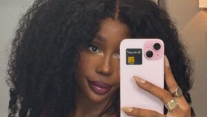 sza-dares-with-nsfw-selfie-in-sheer-tights-fans-go-wild