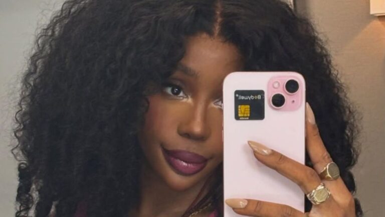 sza-dares-with-nsfw-selfie-in-sheer-tights-fans-go-wild