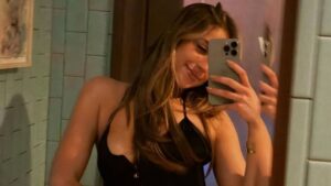 tate-mcrae-dazzles-fans-with-bold-crop-top-fashion-statements