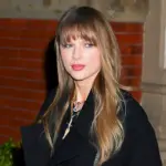 taylor-swift-radiates-holiday-spirit-with-glitter-manicure