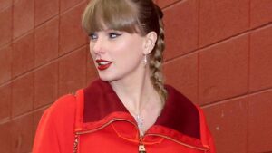 taylor-swift-stuns-in-4-200-louis-vuitton-at-chiefs-game