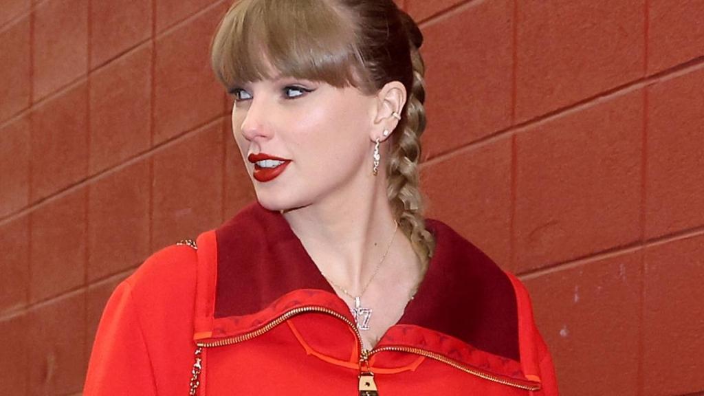 taylor-swift-stuns-in-4-200-louis-vuitton-at-chiefs-game