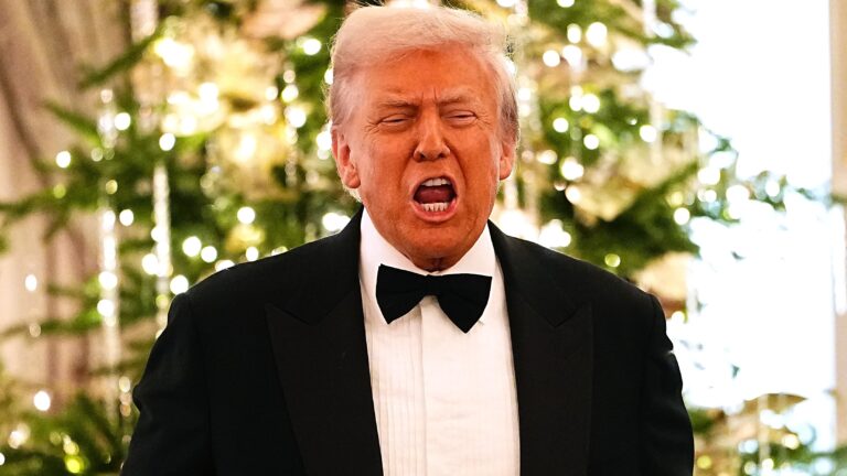 trump-mispronounces-stallone-s-name-during-oval-office-ceremony