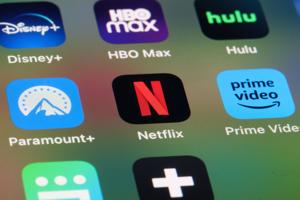 urgent-netflix-and-paramount-battle-to-acquire-warner-bros-assets
