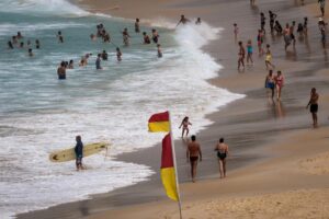 urgent-shooting-at-chanukah-event-in-bondi-beach-claims-3-lives
