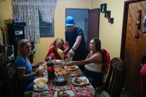 venezuelan-migrants-return-home-for-christmas-amid-us-crackdown
