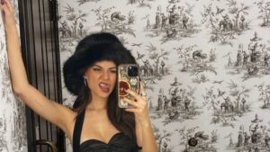 victoria-justice-rocks-black-mini-dress-in-aspen-selfie
