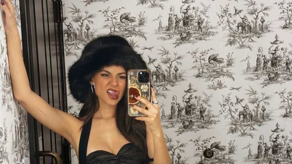 victoria-justice-rocks-black-mini-dress-in-aspen-selfie