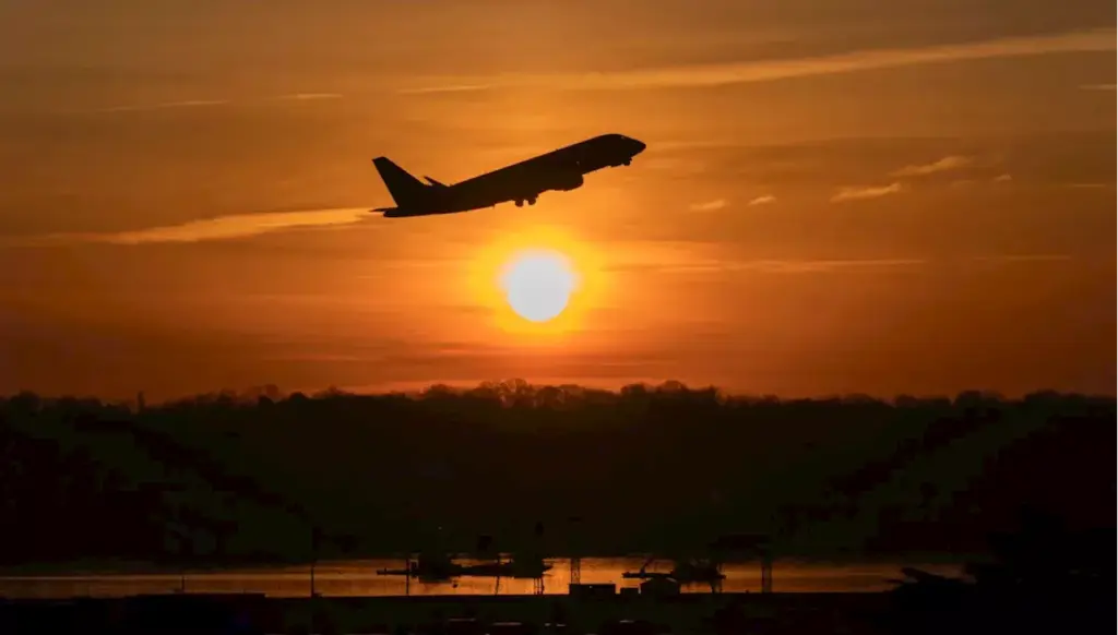 avelo-airlines-halts-deportation-flights-from-arizona-airport