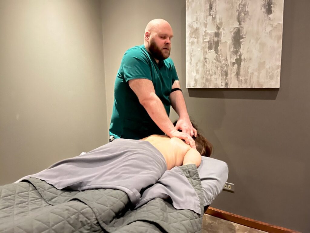 blind-massage-therapist-gives-free-treatments-to-single-parents