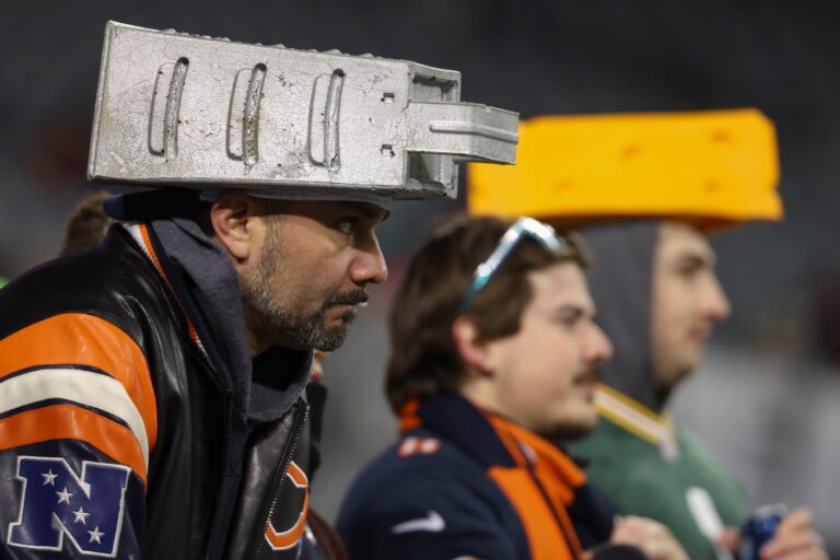 chicago-bears-host-packers-in-urgent-playoff-showdown-at-7-pm