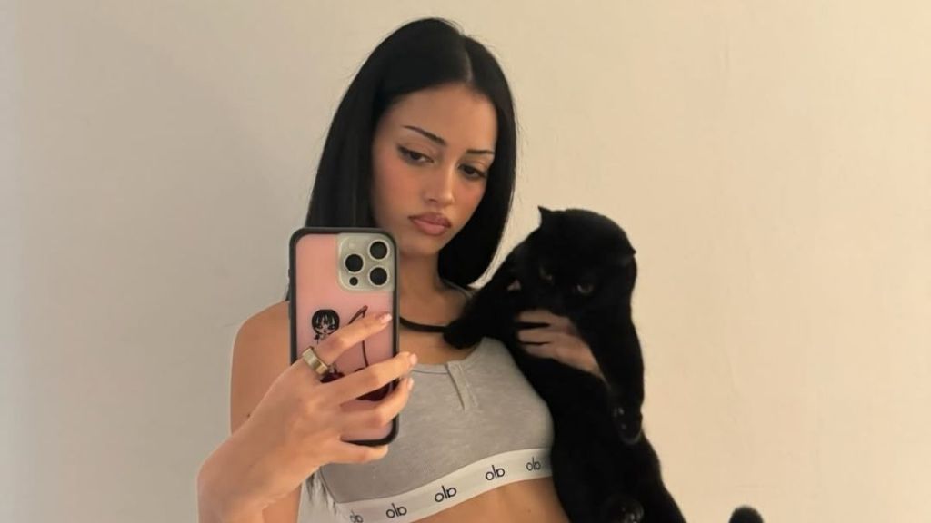 cindy-kimberly-rocks-cheeky-bikini-on-yacht-in-viral-instagram-post