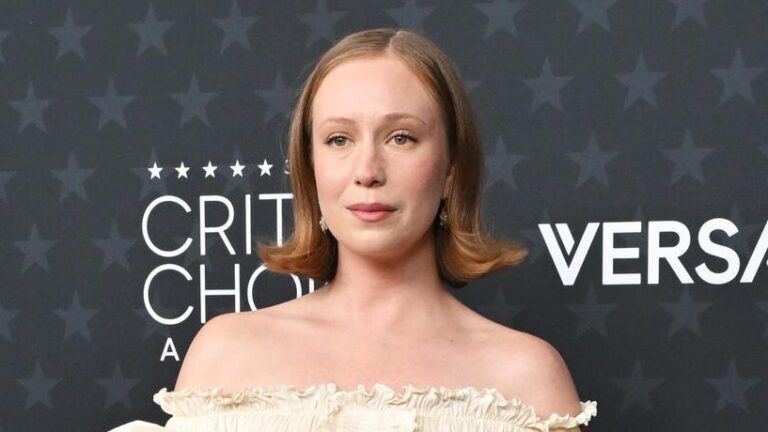 hannah-einbinder-demands-abolishment-of-ice-after-shooting-incident