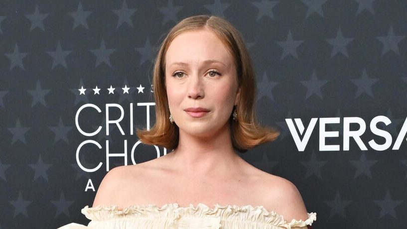 hannah-einbinder-demands-abolishment-of-ice-after-shooting-incident