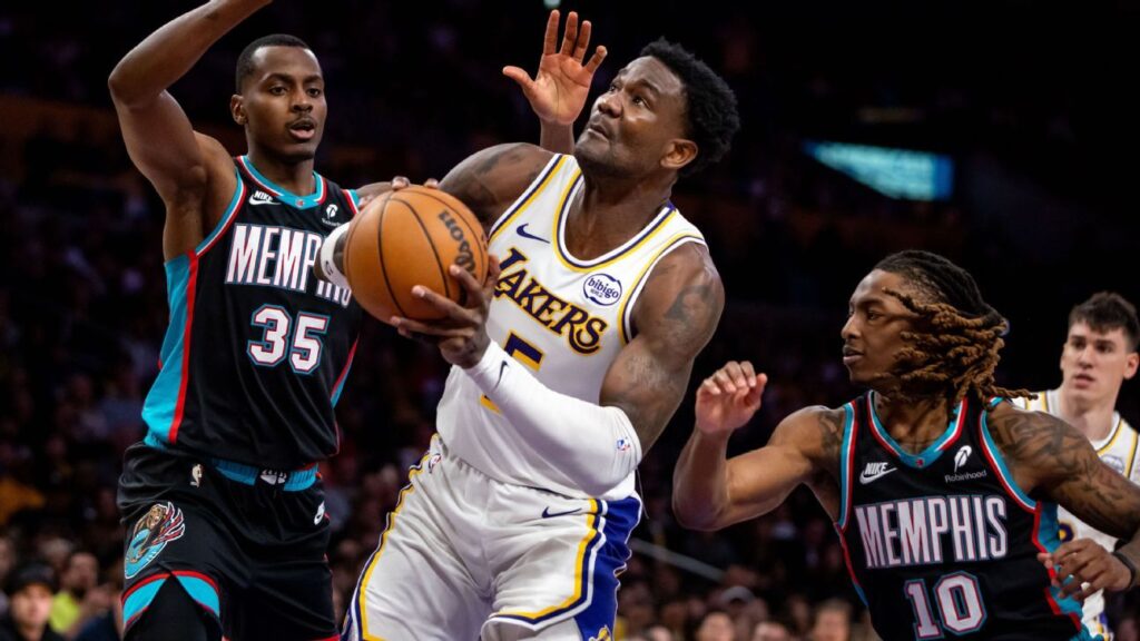 lakers-deandre-ayton-shines-with-15-points-in-key-victory