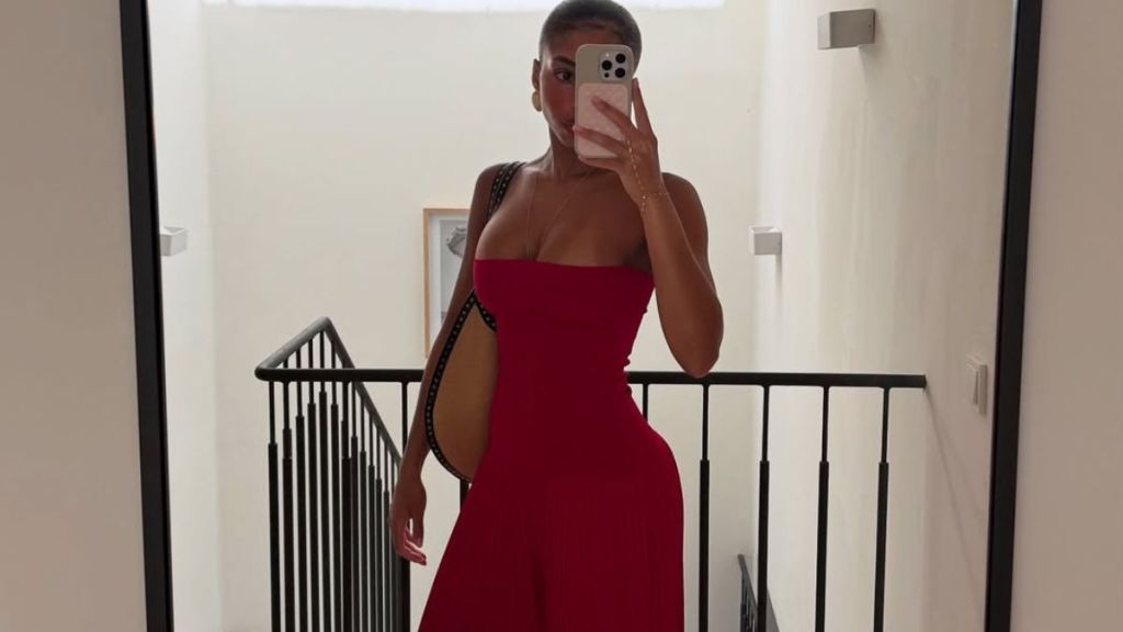 lori-harvey-turns-heads-in-stunning-bikini-poolside-photo