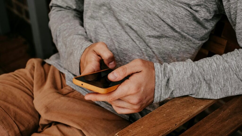 new-jersey-governor-signs-urgent-cell-phone-ban-in-schools