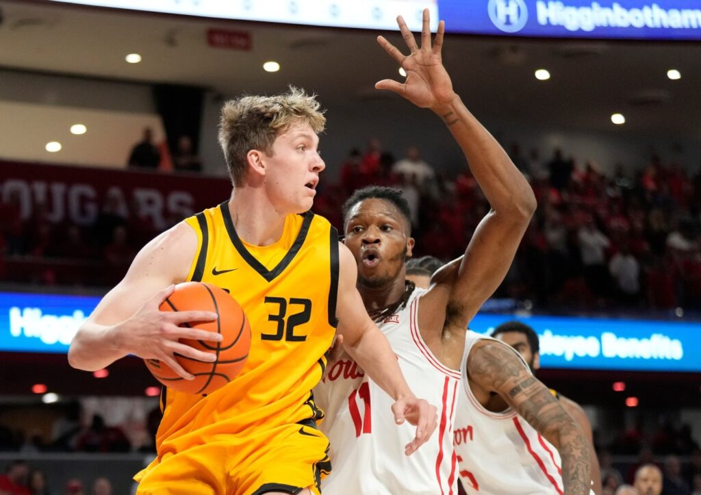 oakland-triumphs-over-robert-morris-with-30-point-performance-from-garrett