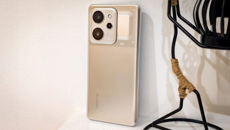 realme-launches-world-s-first-smartphone-with-10-001-mah-battery