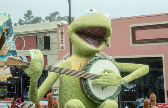 stunning-floats-dazzle-crowds-at-the-2026-rose-parade