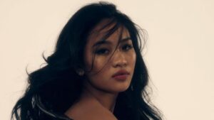 suni-lee-wows-fans-with-stunning-bikini-photo-by-waterfall