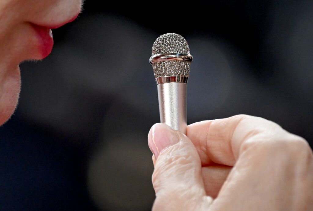 tiny-microphones-disrupt-red-carpet-experience-for-actors