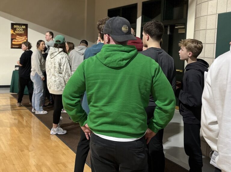 und-s-dollar-dog-nights-draw-crowds-and-sell-1-600-hot-dogs