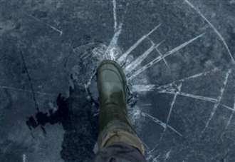 urgent-warning-children-playing-on-ice-as-storm-approaches