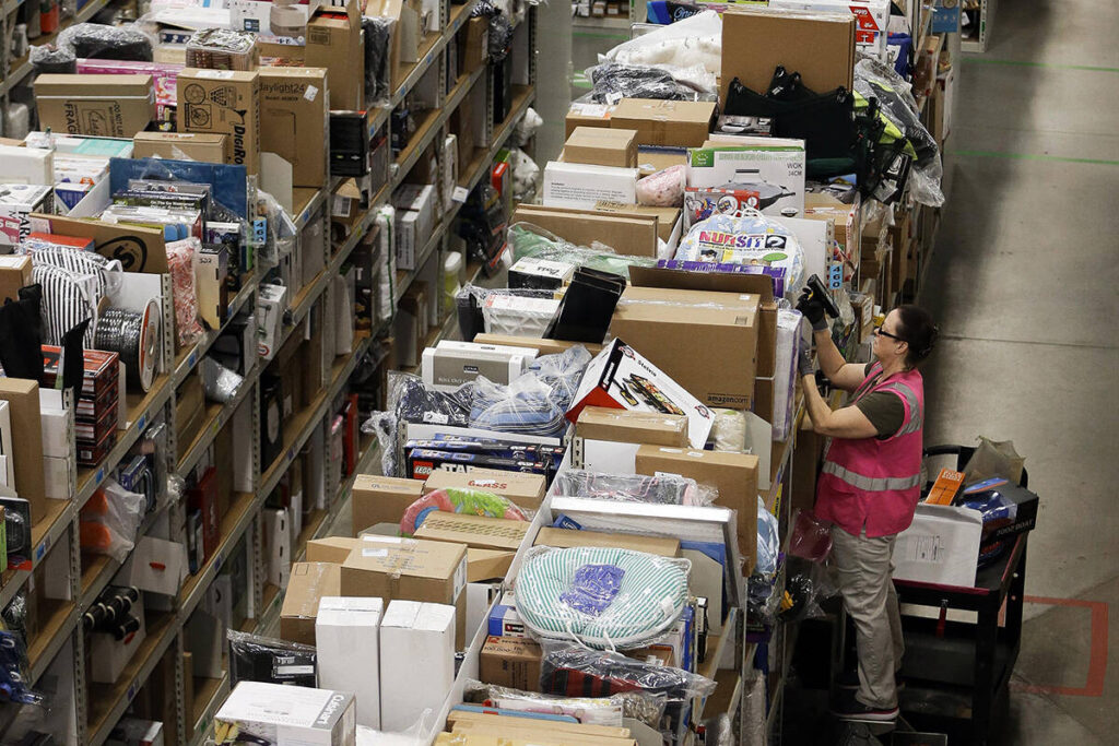 us-economy-grows-4-3-in-q3-but-consumer-confidence-wavers