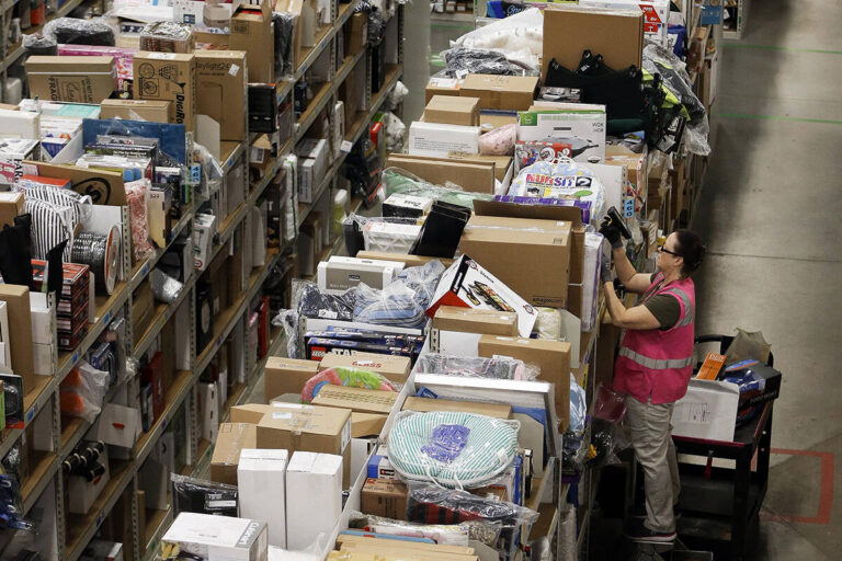 us-economy-grows-4-3-in-q3-but-consumer-confidence-wavers