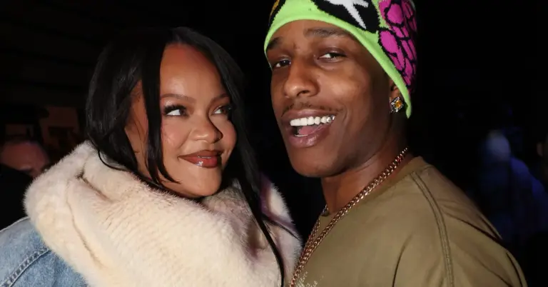 rihanna-cheers-for-a-ap-rocky-at-awge-new-york-fashion-week