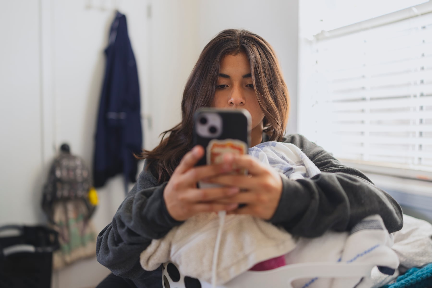 stepdaughter-s-constant-filming-sparks-privacy-concerns-in-family